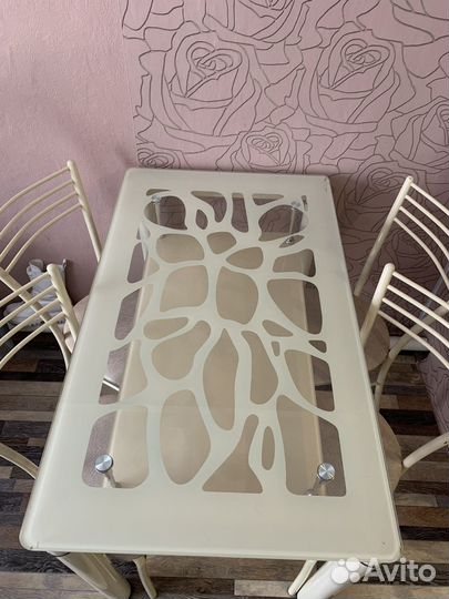 Кухонный стол и стулья б/у