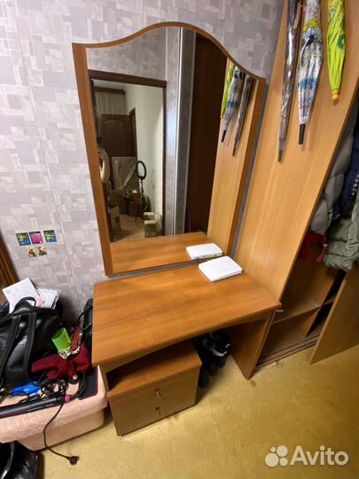 Туалетный столик с зеркалом и шкафом