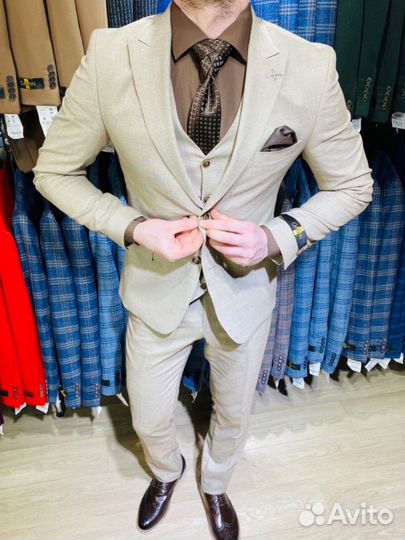 Мужской костюм бежевый высокого качества