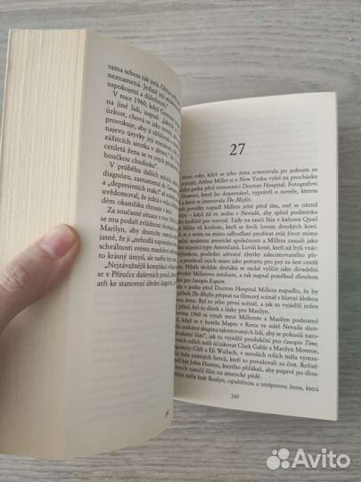 Коллекция книг о Мэрилин Монро на брони