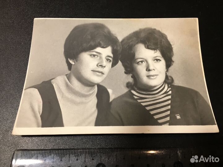 Подруги значок одежда мода прически фото СССР