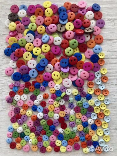 Бусины, пуговицы много