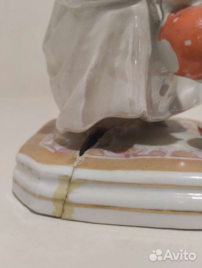 Фарфоровая статуэтка узбечка