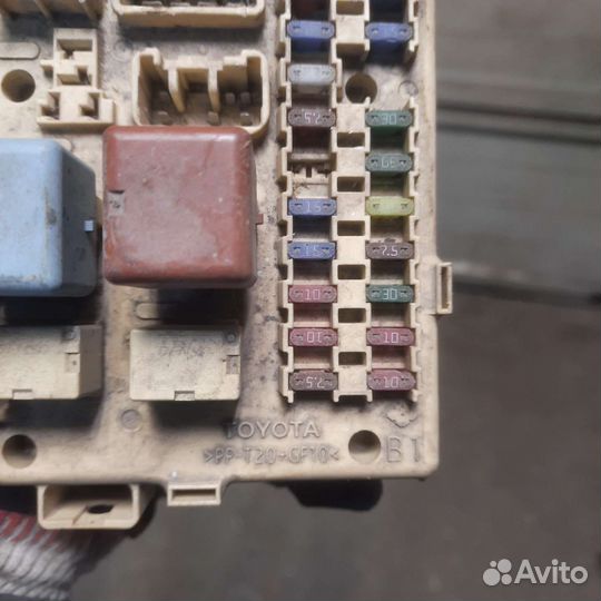 Блок предохранителей toyota avensis 2