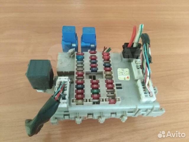 Блок предохранителей, реле Nissan Tino V10