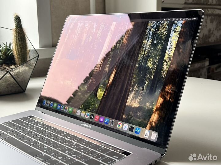 MacBook Pro 15 2017 Core i7 16/512GB Radeon 555