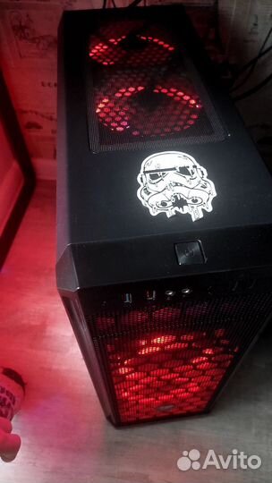 Игровой компьютер с монитором и клавиатурой