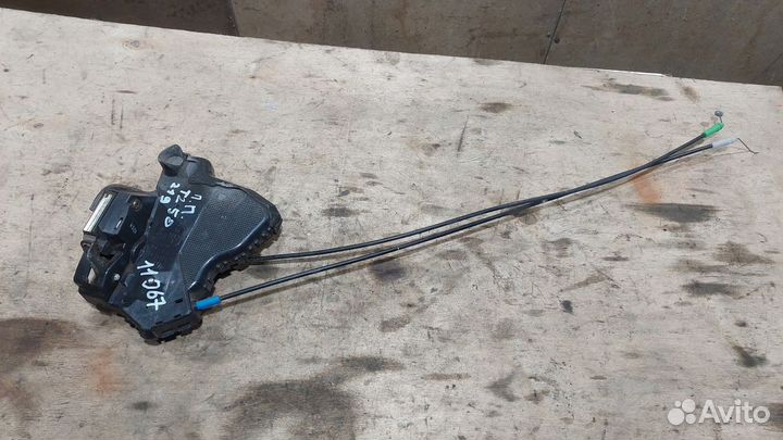 Замок двери передней правой Toyota Avensis T250