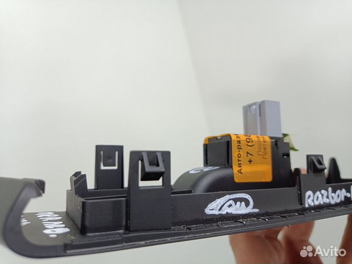 Кнопка стеклоподъемника VW Passat B7