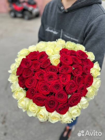 Сердце из роз. Букет 51 роза 70см с оформлением