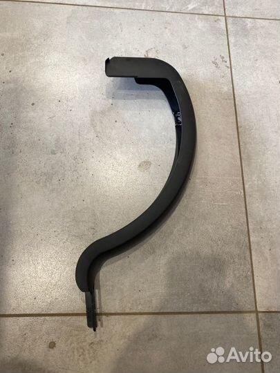 Накладка петли крышки багажника левая Toyota Camry