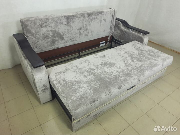 Диван на металлокаркасе