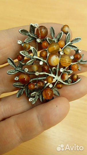 Брошь из сердолика