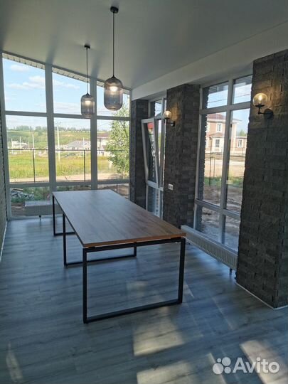 Стол переговоров