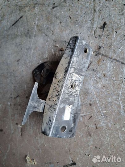 Замок капота на Mercedes W211