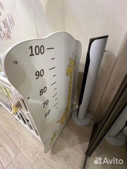 Детская кроватка с маятником и ящиком