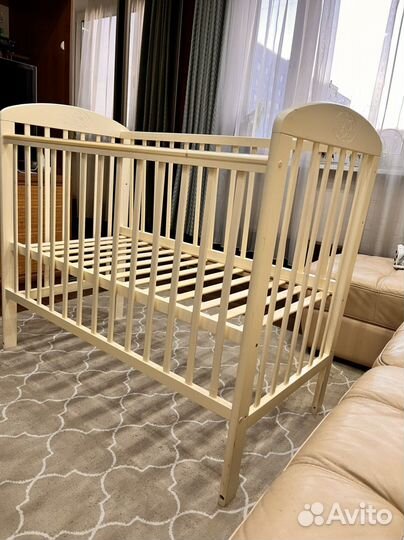 Детская кроватка с маятником