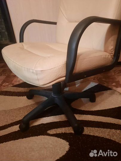 Офисное кожаное кресло бу
