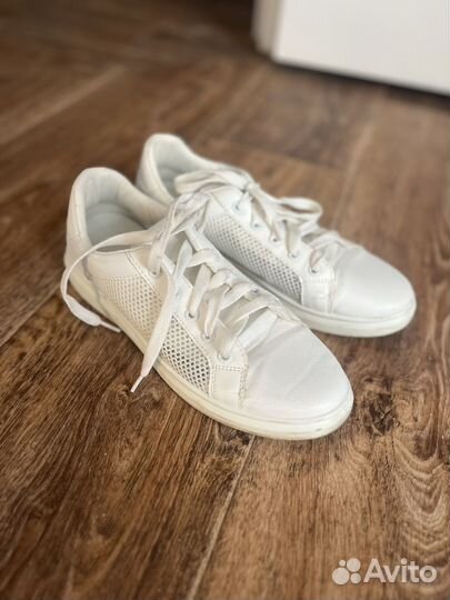 Кроссовки женские