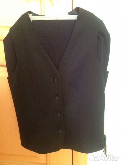 Школьная форма (жилет,юбка,блузка), р-р 42-44, нов