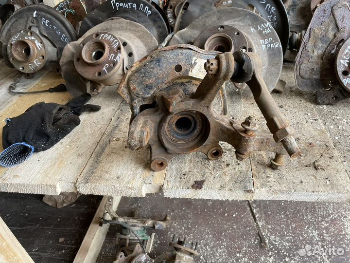 Поворотный кулак левый Nissa Almera Classic