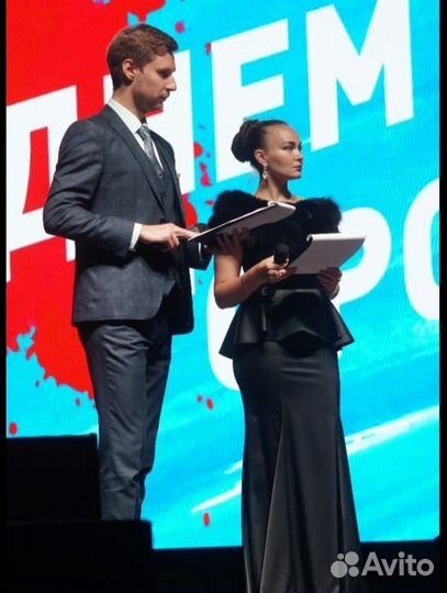 Ведущая шоу программы в новогоднюю ночь