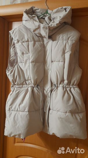 Жилетка женская, стильная с капюшоном