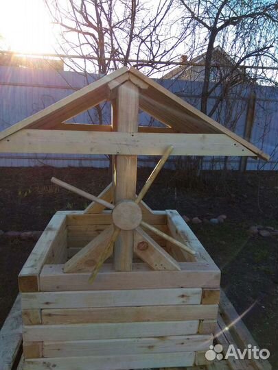 Колодец деревянный - декор для сада