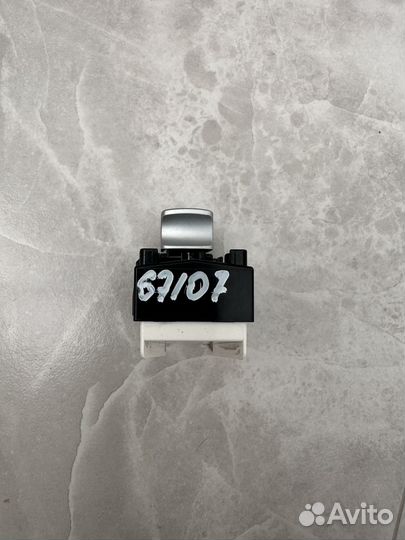 Кнопка стеклоподьемника задней правой двери