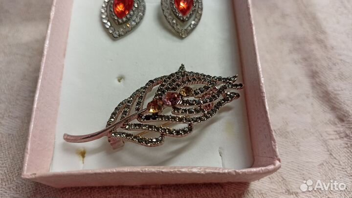 Серьги гвоздики и брошь со стразами
