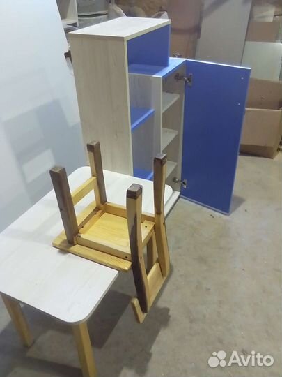 Детский стол и стул и тумбочка
