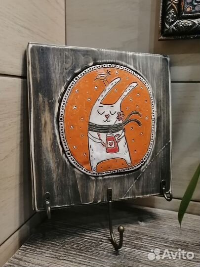 Ключница деревянная с керамикой