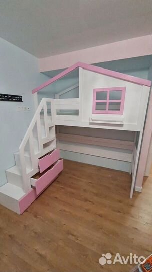 Двухъярусная кровать домик