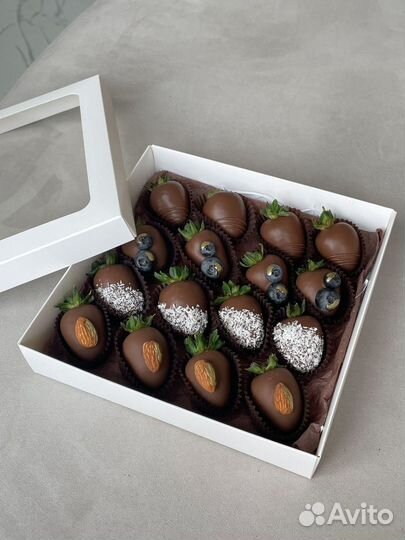 Клубника,финики,банан в шоколаде