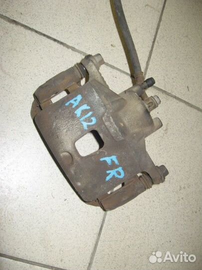 Суппорт перед право Nissan BZ11, AK12, C11, Tiida