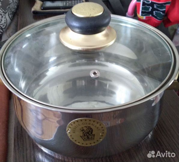 Набор новых кастрюль