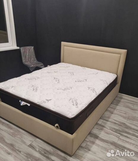 Кровать двухспальная с мягким изголовьем