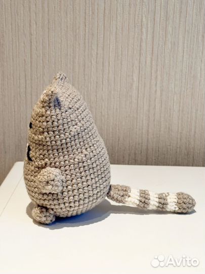 Вязаная игрушка ручной работы котенок