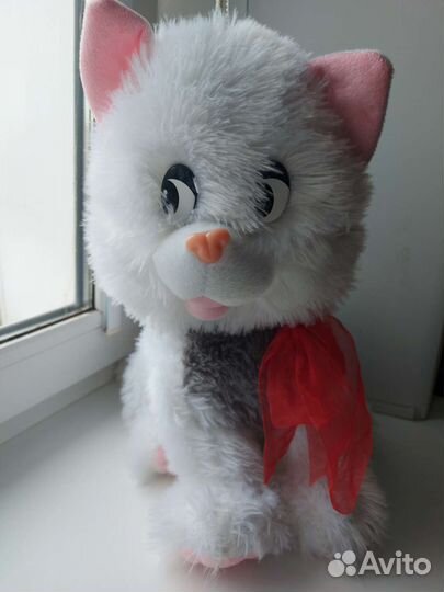 Белая кошечка