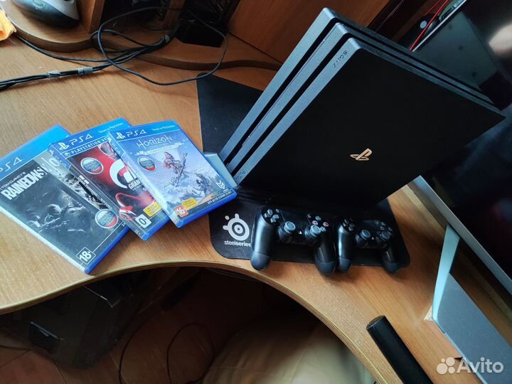Sony playstation 4 pro 1tb + 2 геймпада