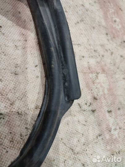 Уплотнительная резинка передняя левая Mitsubishi