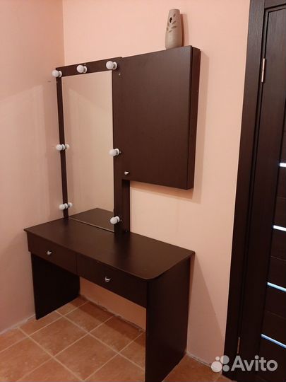 Туалетный столик с зеркалом и подсветкой