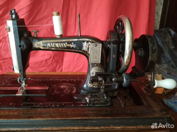 Ручная антикварная швейная машинка 