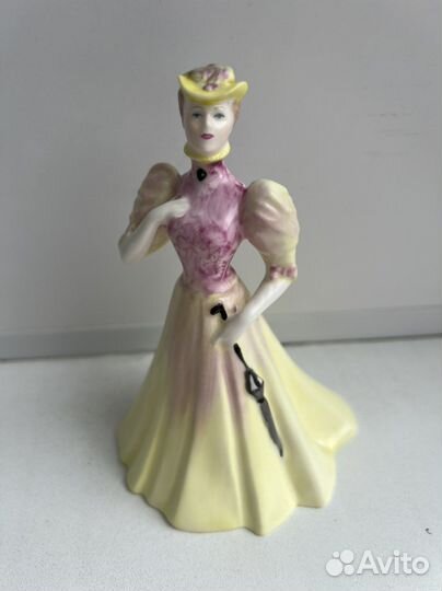 Статуэтка «Женщина с зонтиком»