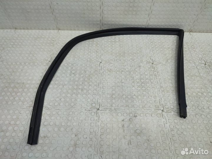 Уплотнитель стекла двери передний левый Лада