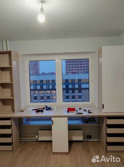 Рабочая зона в углу у окна