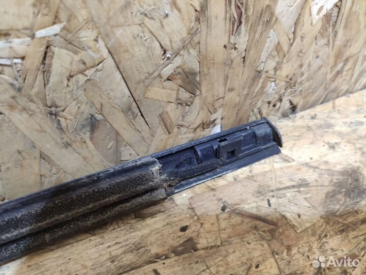 Молдинг двери передний левый Nissan Tiida C11