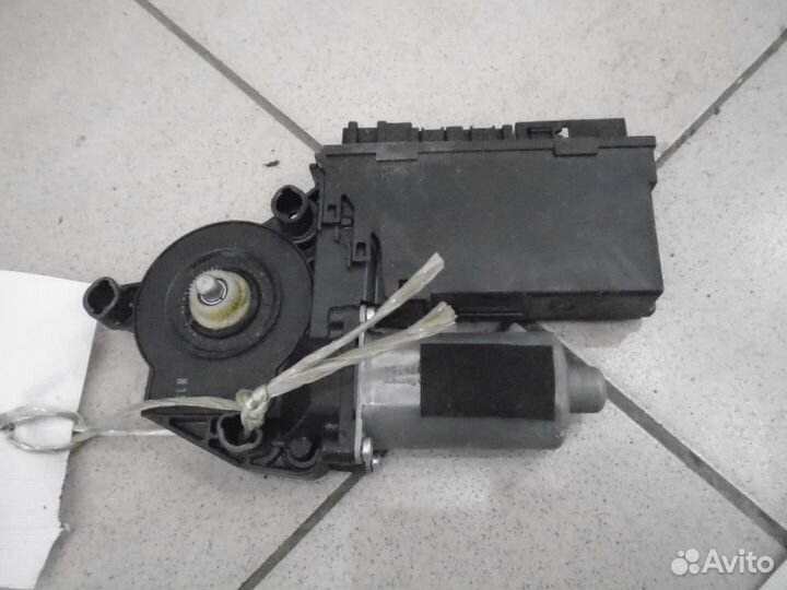 Моторчик стеклоподъемника передний левый Audi A8