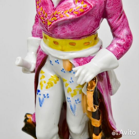 Фарфоровая статуэтка