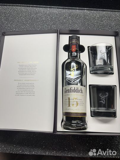 Бутылка и стаканы от элитного виски Glenfiddich